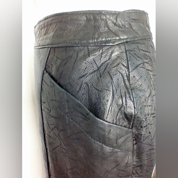 VINTAGE BLACK LEATHER TEXTURED SKIRT - Picture 5 of 14
